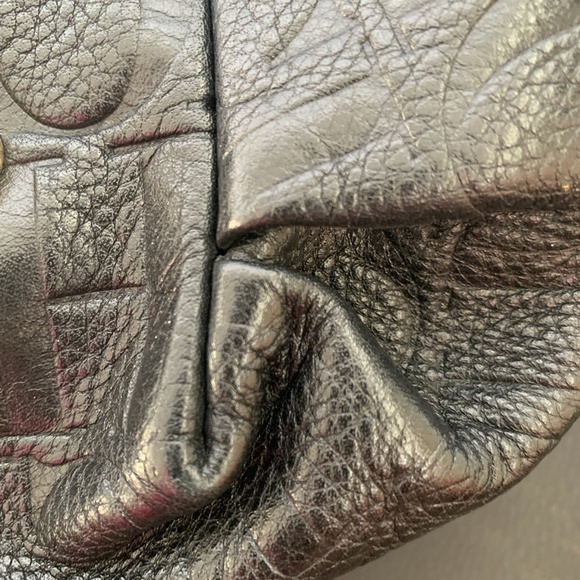 SOLD🤩Carolina Herrera Embossed Leather Bow Bucket - Picture 8 of 8